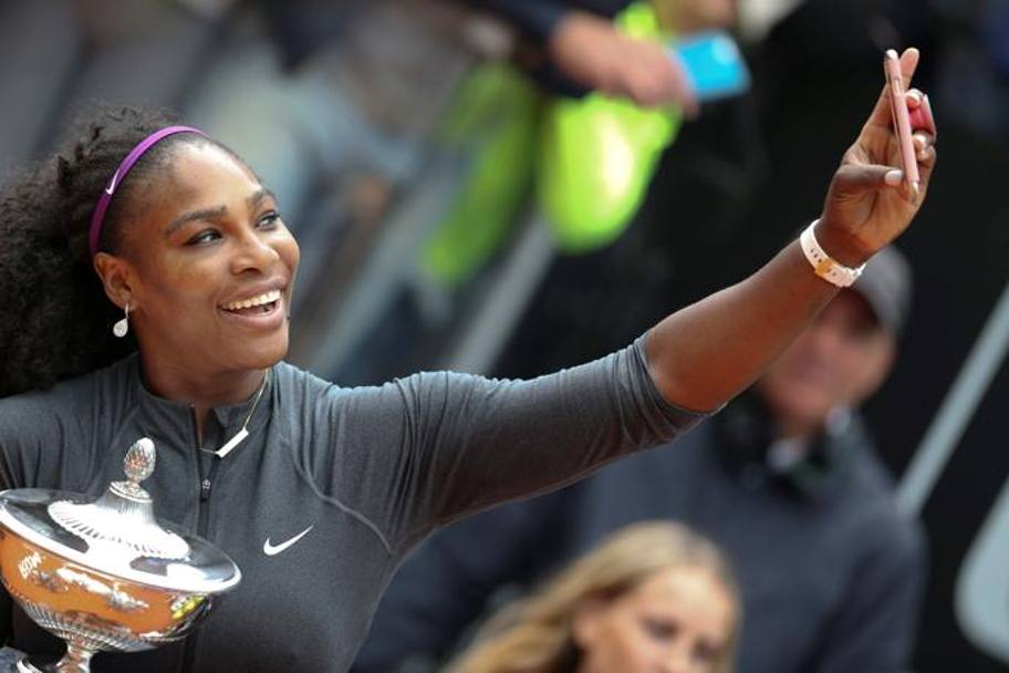 Dopo il quarto trionfo agli Internazionali, Serena Williams si concede un selfie a mo&#39; di Totti... (Reuters)